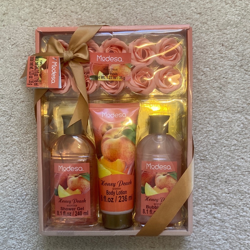 Modest 13 Piece Bath Gift Set